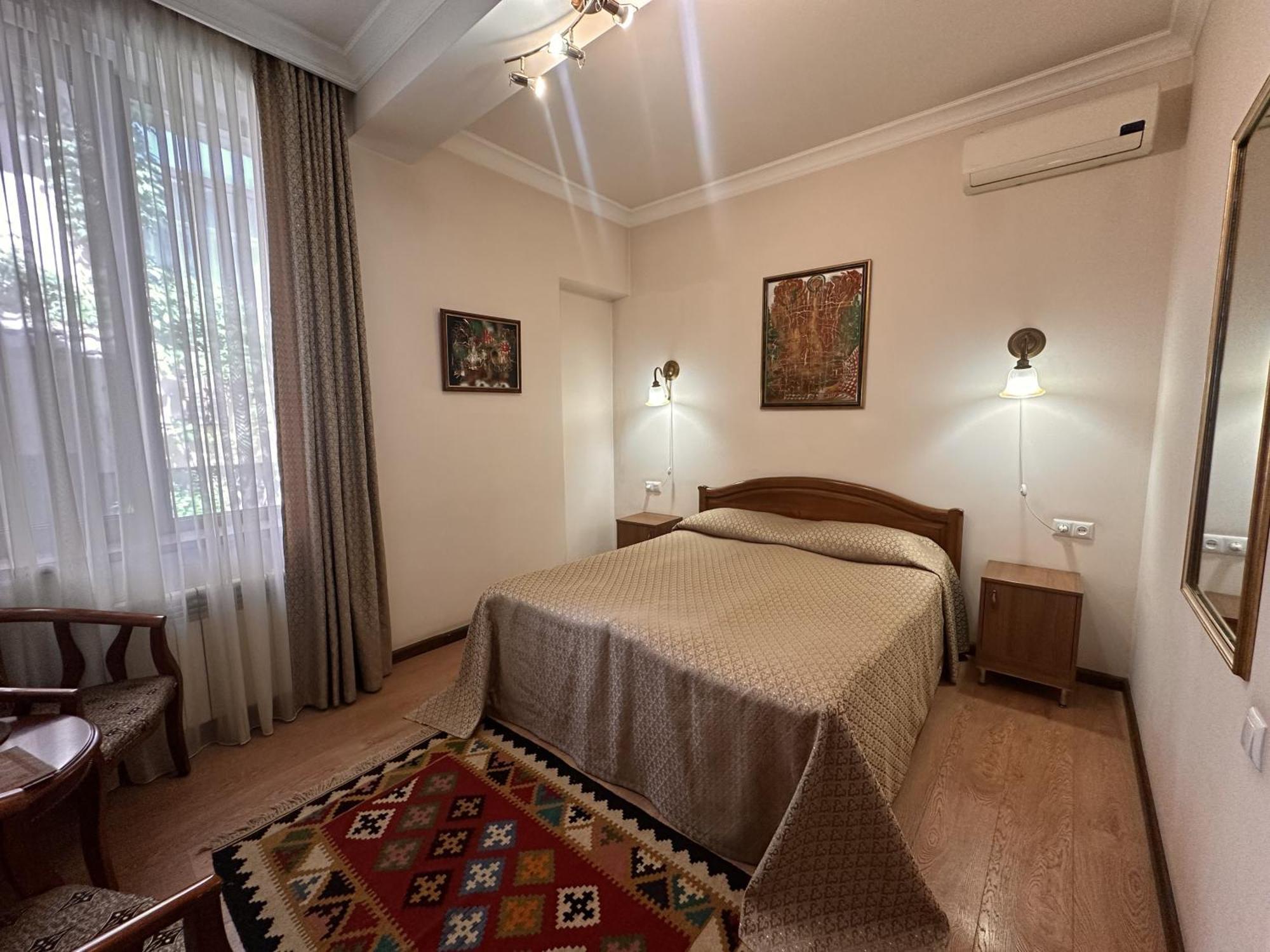 Hin Yerevantsi Hotel Kültér fotó